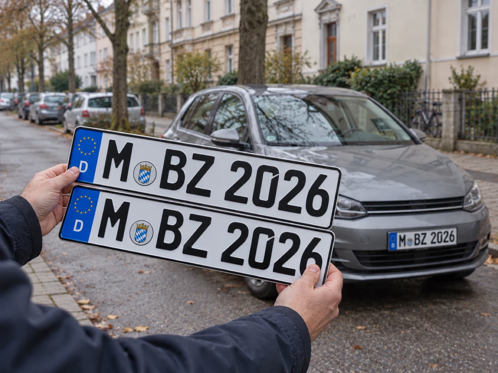 Zwei neue Kennzeichenschilder vor einem geparkten Auto in einer Münchner Wohnstraße